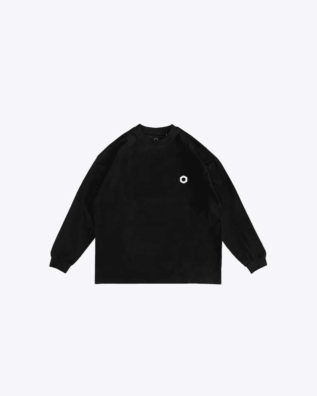 Reimagine the feeling of a classic longsleeve. With our cotton longsleeve, everyday essentials no longer have to be ordinary.